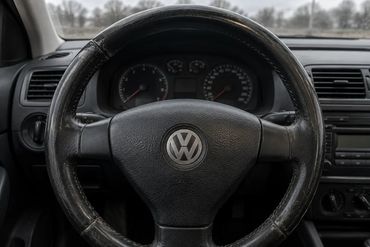 Volant en cuir usé et lustré sur le haut de la couronne, avant remplacement