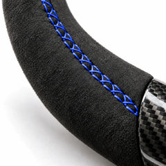 Gros plan sur une couture bleue sur le côté en alcantara d'un volant carbone
