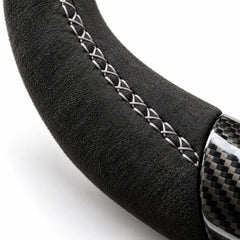 Gros plan sur une couture grise sur le côté en alcantara d'un volant carbone