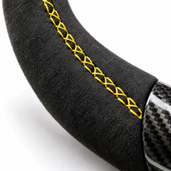 Gros plan sur une couture jaune sur le côté en alcantara d'un volant carbone
