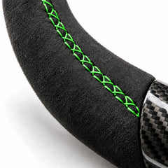 Gros plan sur une couture verte sur le côté en alcantara d'un volant carbone