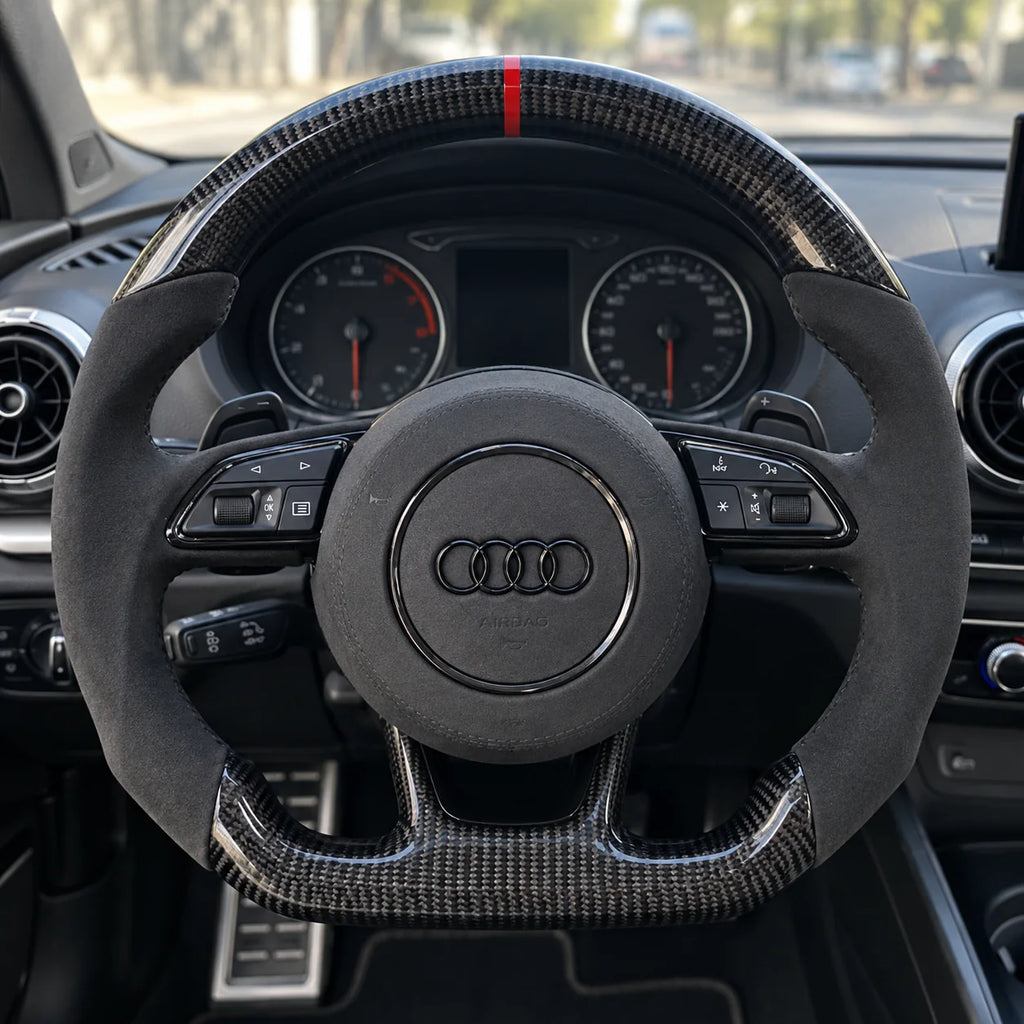 Volant carbone et alcantara monté dans une Audi A3 8V, vu depuis le siège conducteur