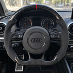 Volant carbone et alcantara monté dans une Audi A3 8V, vu depuis le siège conducteur