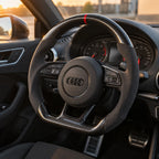 Audi A3 8V : volant monté vu depuis le siège passager, bas plat et carbone brillant
