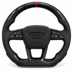 Version cuir perforé noir du même volant, haut et bas en carbone brillant, modèle Audi A3 8Y