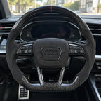 Volant carbone et alcantara monté dans une Audi A3 8Y, vu depuis le siège conducteur