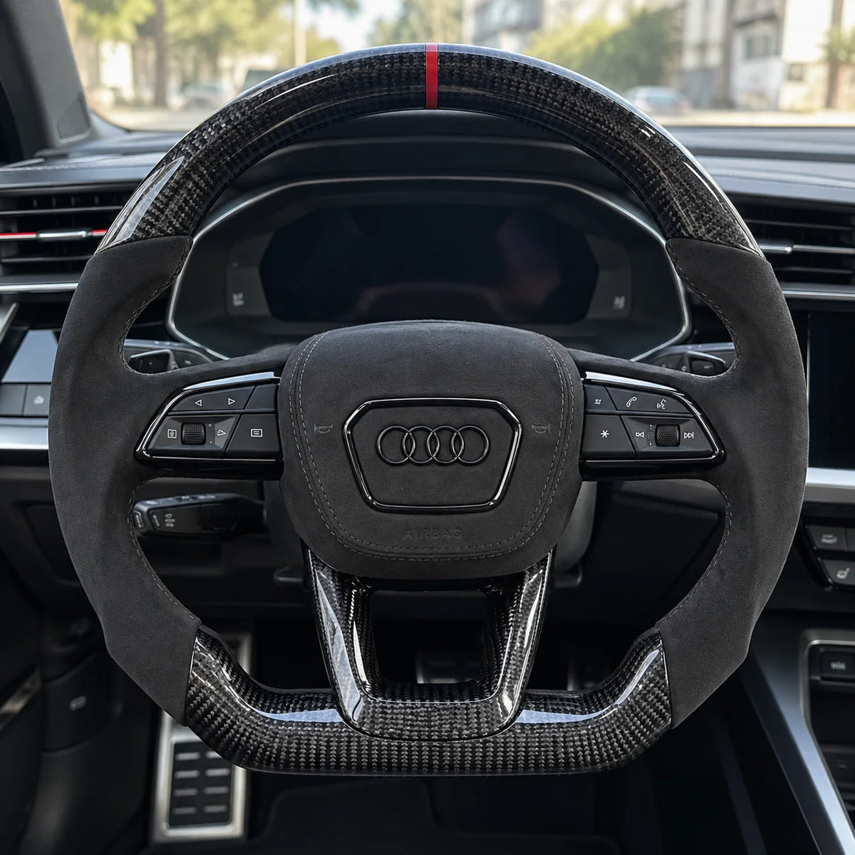 Volant carbone et alcantara monté dans une Audi A3 8Y, vu depuis le siège conducteur