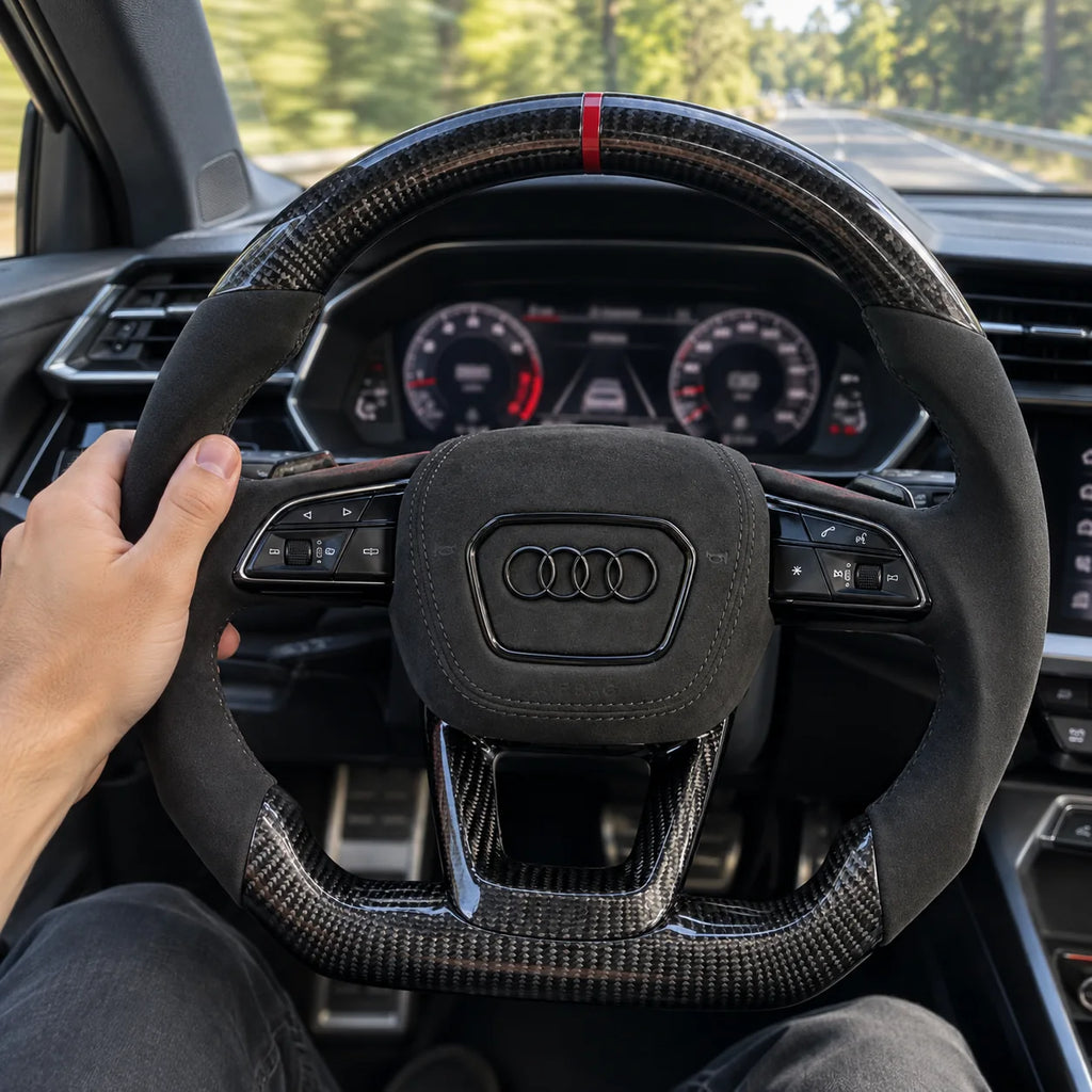 Main posée sur la prise, jonction entre le carbone et le côté en alcantara, Audi A3 8Y
