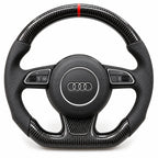 Version cuir perforé noir du même volant, haut et bas en carbone brillant, modèle Audi A4 B8