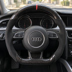 Volant carbone et alcantara monté dans une Audi A4 B8, vu depuis le siège conducteur