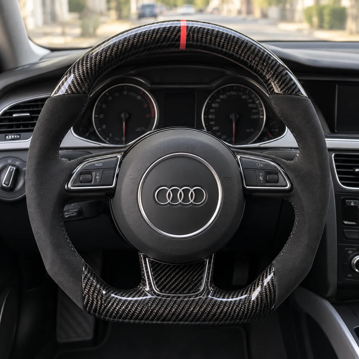 Volant carbone et alcantara monté dans une Audi A4 B8, vu depuis le siège conducteur