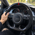 Main posée sur la prise, jonction entre le carbone et le côté en alcantara, Audi A4 B8