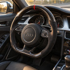 Audi A4 B8 : volant monté vu depuis le siège passager, bas plat et carbone brillant