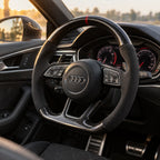 Audi A4 B9 : volant monté vu depuis le siège passager, bas plat et carbone brillant