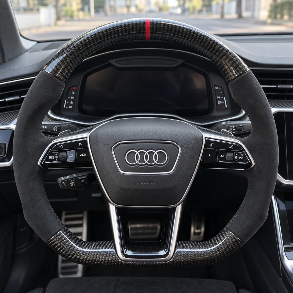 Volant carbone et alcantara monté dans une Audi RS6 C8, vu depuis le siège conducteur