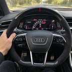 Main posée sur la prise, jonction entre le carbone et le côté en alcantara, modèle Audi RS6 C8