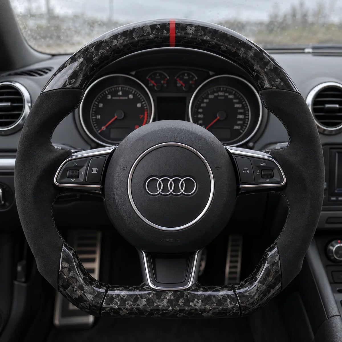 Option carbone forgé : aspect marbré à la place du tissage régulier, modèle Audi TT 8J