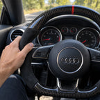 Main posée sur la prise, jonction entre le carbone et le côté en alcantara, Audi TT 8J