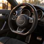 Audi TT 8J : volant monté vu depuis le siège passager, bas plat et carbone brillant