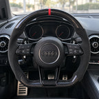 Volant carbone et alcantara monté dans une Audi TT 8S, vu depuis le siège conducteur