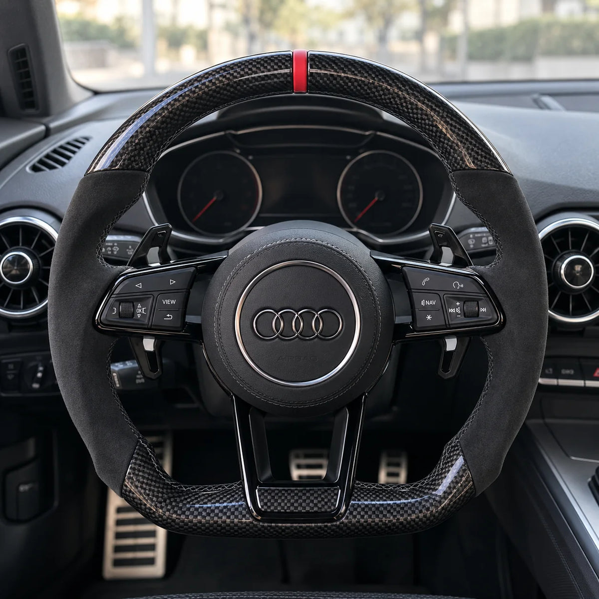 Volant carbone et alcantara monté dans une Audi TT 8S, vu depuis le siège conducteur