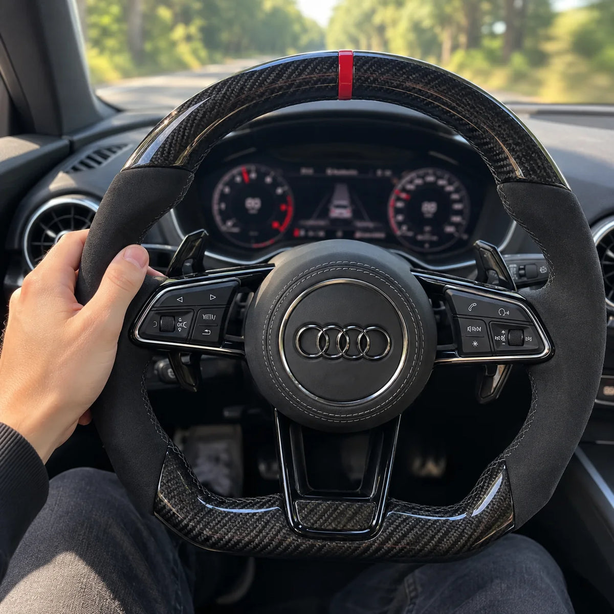 Main posée sur la prise, jonction entre le carbone et le côté en alcantara, modèle Audi TT 8S