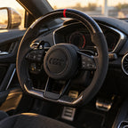 Audi TT 8S : volant monté vu depuis le siège passager, bas plat et carbone brillant