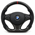 Volant carbone pour BMW E46, E9x et E8x vu de face, côtés en alcantara noir, repère rouge au sommet