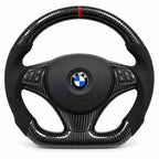 Volant carbone pour BMW E46, E9x et E8x vu de face, côtés en alcantara noir, repère rouge au sommet