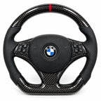 Version cuir perforé noir du même volant, haut et bas en carbone brillant, BMW E46