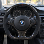 Volant carbone et alcantara monté dans une BMW E46, vu depuis le siège conducteur