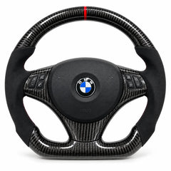 Volant carbone BMW Série 3 et 1 (E46, E9x, E8x) en forme sportive : bas aplati et prise plus épaisse