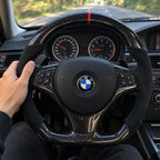 Main posée sur la prise, jonction entre le carbone et le côté en alcantara, modèle BMW E46