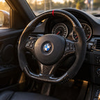 BMW E46 : volant monté vu depuis le siège passager, bas plat et carbone brillant