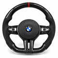 Volant carbone pour BMW Série 1, 3 et 4 F20 F30 F32 vu de face, côtés en alcantara noir, repère rouge au sommet
