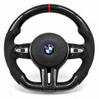 Volant carbone pour BMW Série 1, 3 et 4 F20 F30 F32 vu de face, côtés en alcantara noir, repère rouge au sommet