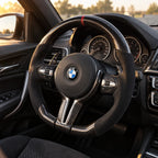 BMW F30 : volant monté vu depuis le siège passager, bas plat et carbone brillant