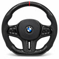 Volant carbone pour BMW G20, G30 et F40 vu de face, côtés en alcantara noir, repère rouge au sommet