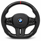 Volant carbone pour BMW G20, G30 et F40 vu de face, côtés en alcantara noir, repère rouge au sommet