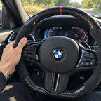 Main posée sur la prise, jonction entre le carbone et le côté en alcantara, modèle BMW G20