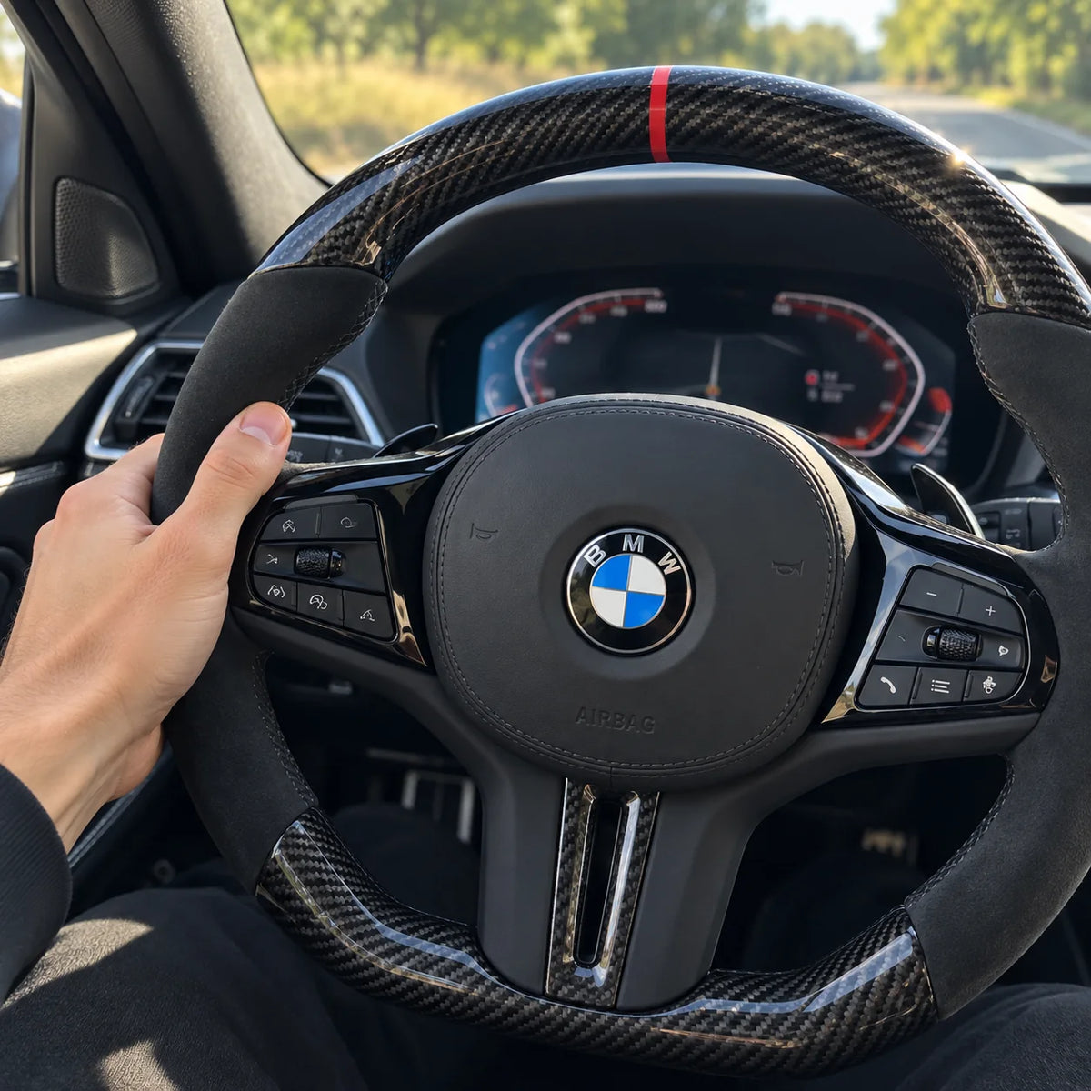 Main posée sur la prise, jonction entre le carbone et le côté en alcantara, modèle BMW G20
