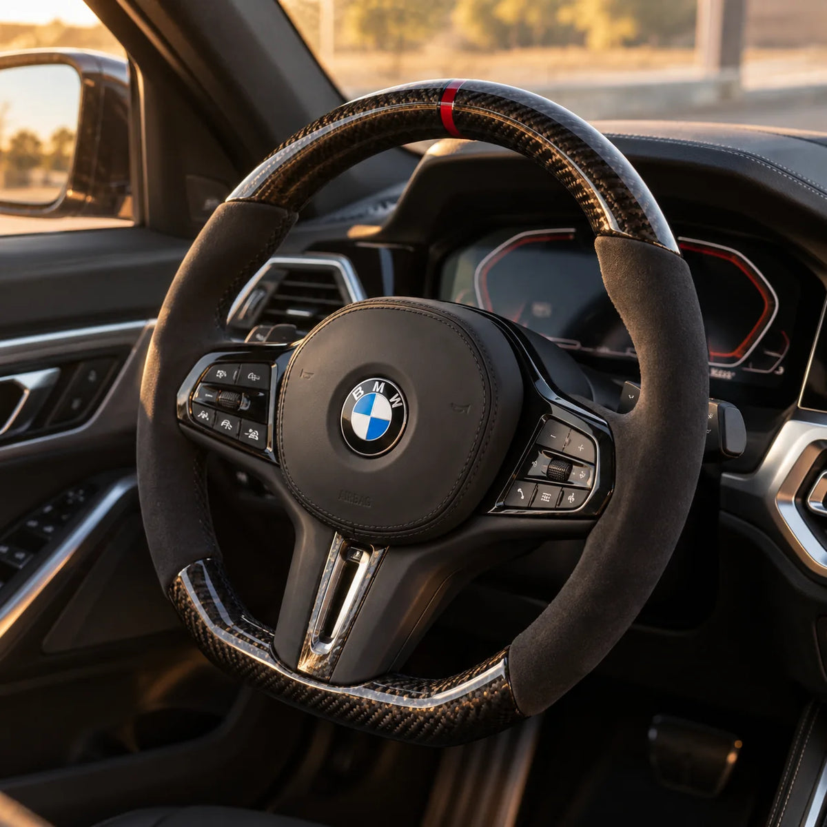 BMW G20 : volant monté vu depuis le siège passager, bas plat et carbone brillant