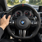 Main posée sur la prise, jonction entre le carbone et le côté en alcantara, BMW M3 F80