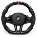 Volant carbone pour BMW M3 G80 et M4 G82 vu de face, côtés en alcantara noir, repère rouge au sommet