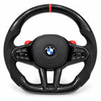 Volant carbone pour BMW M3 G80 et M4 G82 vu de face, côtés en alcantara noir, repère rouge au sommet
