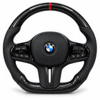Version cuir perforé noir du même volant, haut et bas en carbone brillant, modèle BMW M3 G80