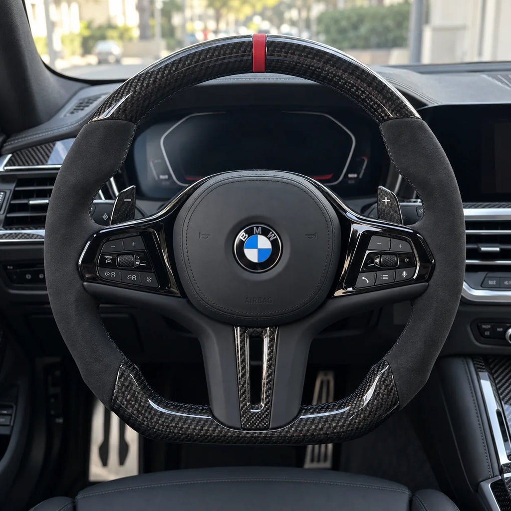 Volant carbone et alcantara monté dans une BMW M3 G80, vu depuis le siège conducteur