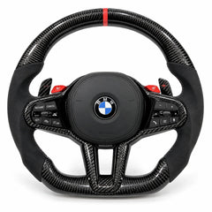 Volant carbone BMW M3 G80 et M4 G82 en forme sportive : bas aplati et prise plus épaisse