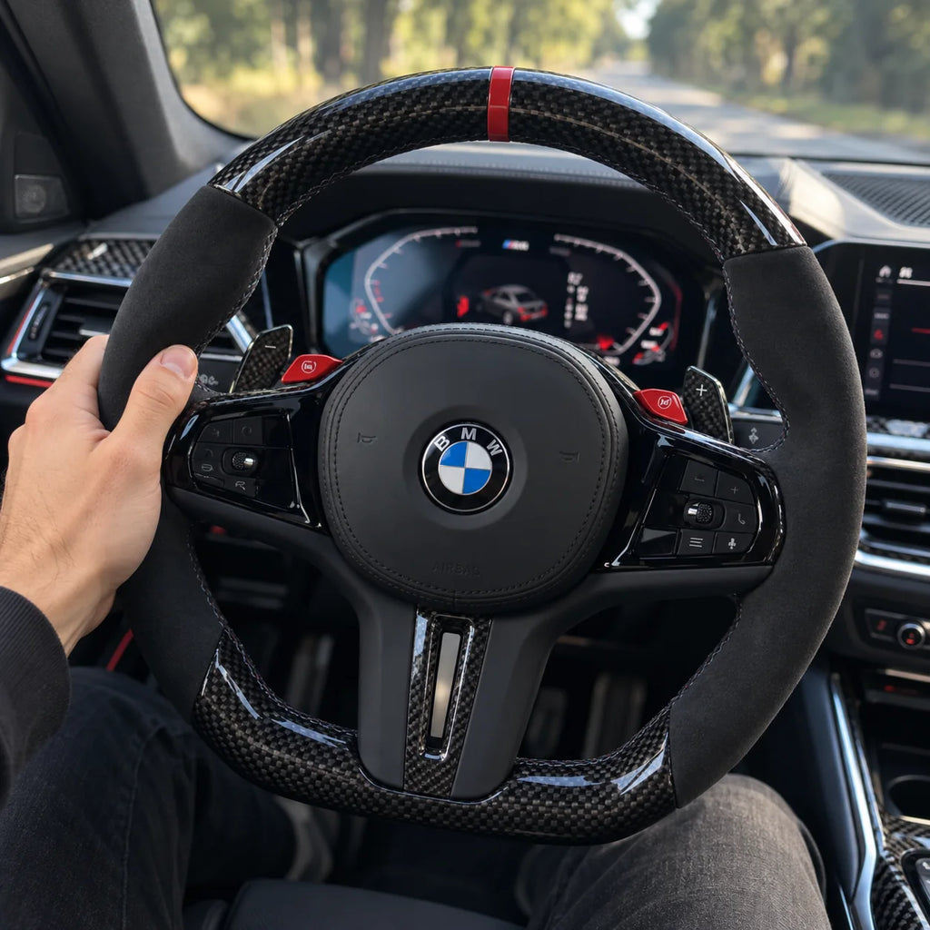 Main posée sur la prise, jonction entre le carbone et le côté en alcantara, BMW M3 G80