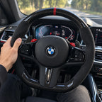 Main posée sur la prise, jonction entre le carbone et le côté en alcantara, BMW M3 G80